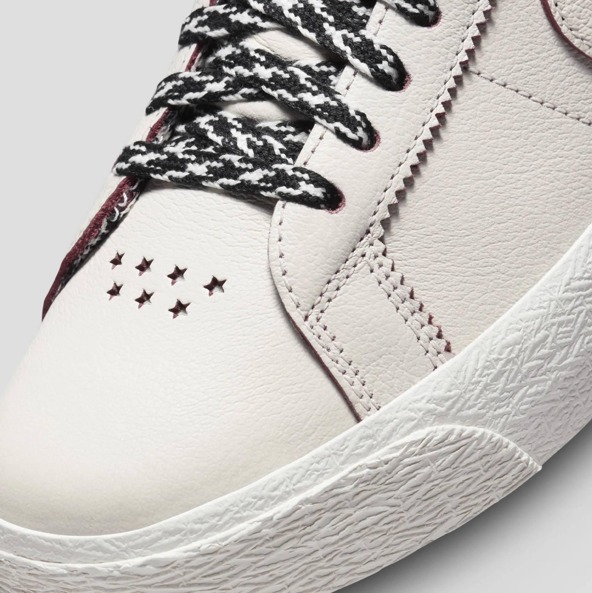 Nike SB & Welcome Madrid Zoom Blazer Mid - Sail / Dark Beetroot